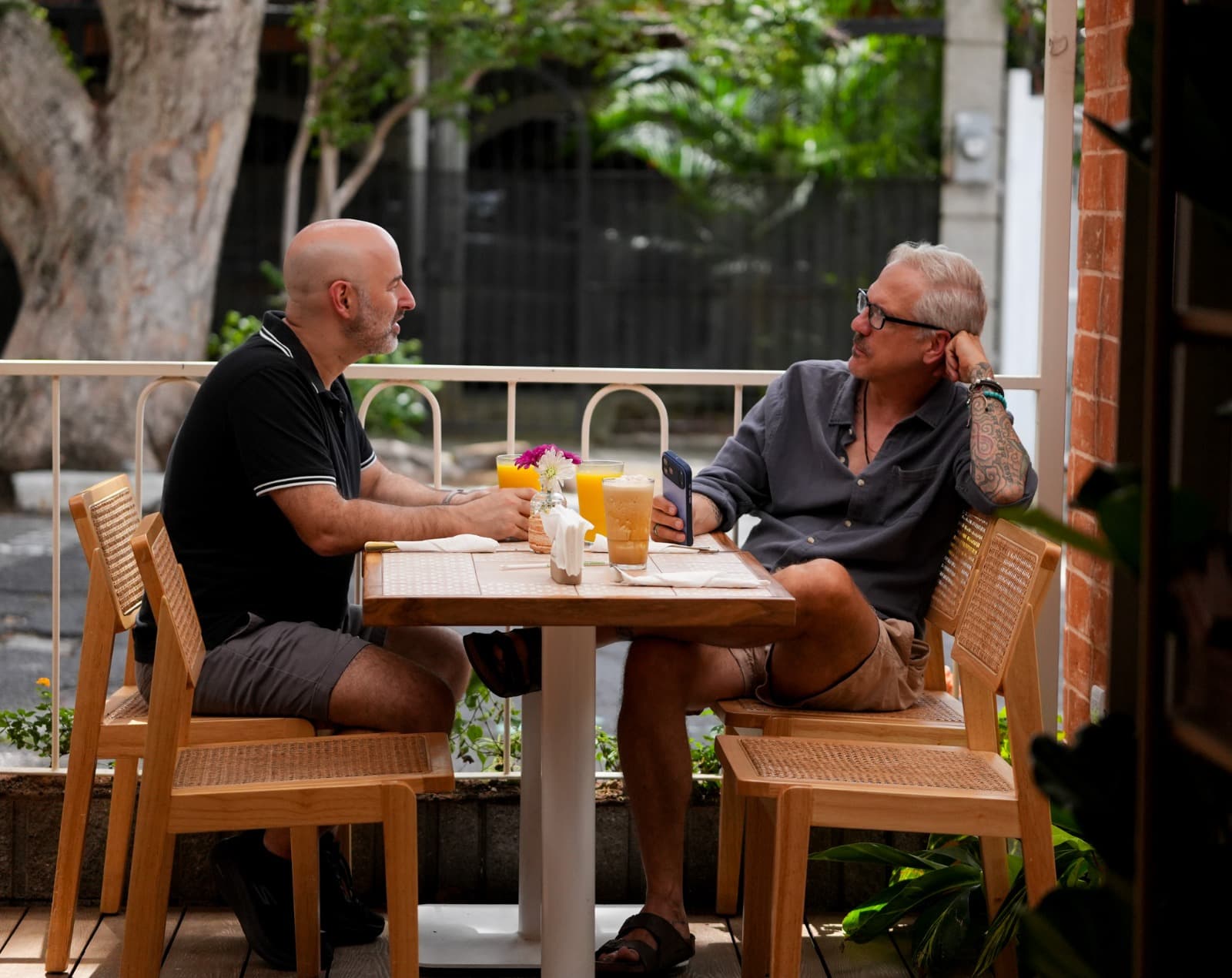 Patrick Jager and Aaron Bailey talking over coffee at a cafe in Costa Rica